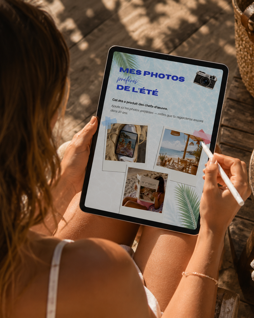 Jeune femme utilisant le Summer Journal sur un Ipad sur une terrasse