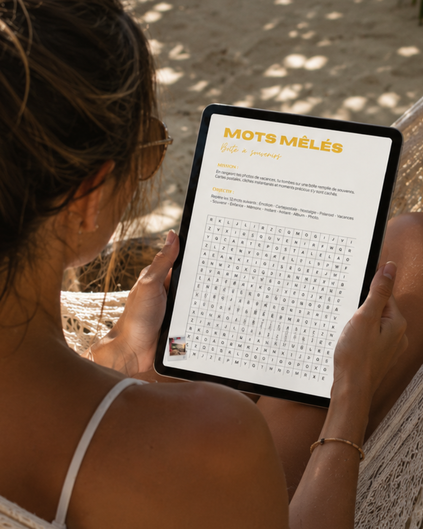 Jeune femme utilisant le Summer Journal en jouant aux mots mêlés